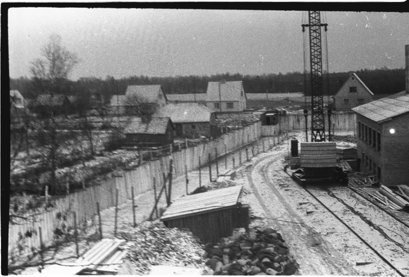Koolimaja ehitus 1968. a. Vangide ohjamiseks ehitati kahekordne aed. Paremal vähestest endisest koolimajast säilinud osadest. Priit- Juhan Hinnovi fotokogu