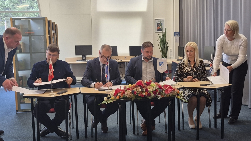 Valdadeülene kriisikoostöö lepe. Vasakult: Jõelähtme vallavanem Andrus Umboja, Kiili vallavanem Marek Vainola, Kose vallavanem Ott Valdma ja Rae vallavanem Gerli Lehe.